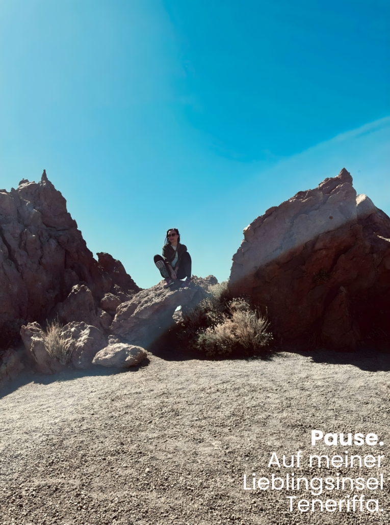 Melissa Otto in einer Vulkanlandschaft mit blauem Himmel