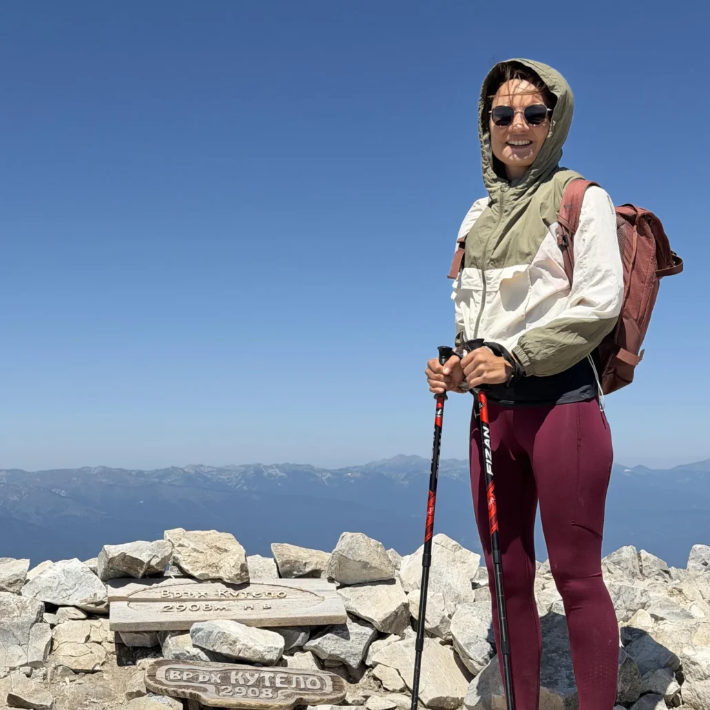Wanderin auf Gipfel in Bulgarien