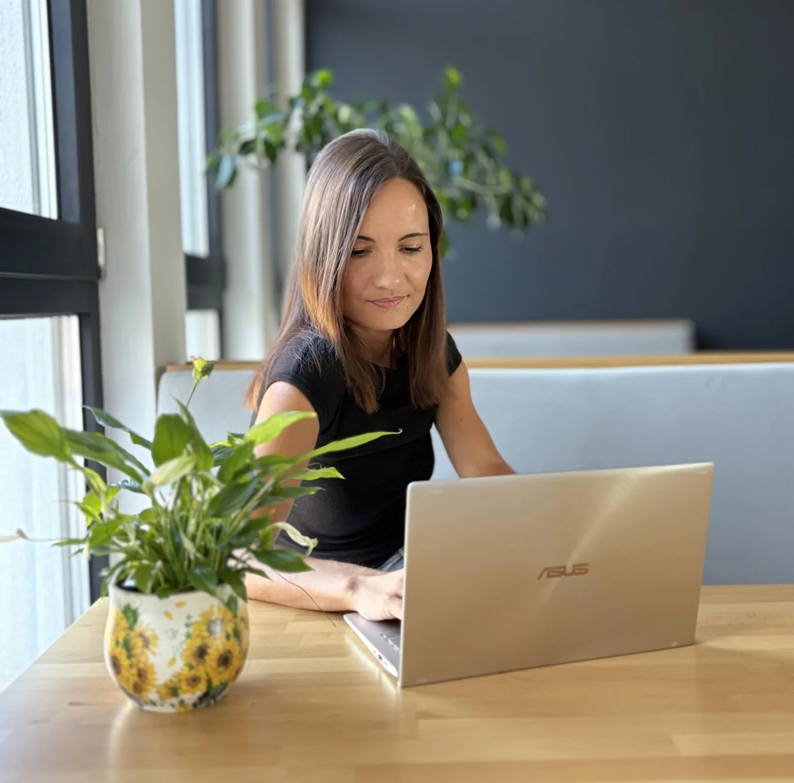 Melissa beim Arbeiten im Coworking Space
