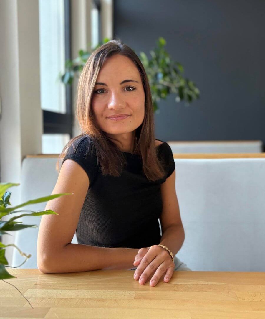 Melissa Otto an einem Tisch